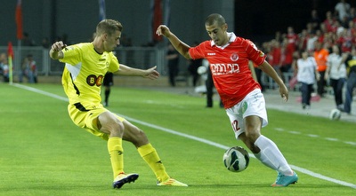 טל בן חיים מלהטט מול עמית שומוביץ´ (יוסי ציפקיס)