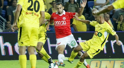 בנימין מנסה לחלץ את הכדור מדמארי (יוסי ציפקיס)