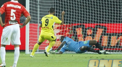 אדל עוצר את הפנדל של סבע (יוסי ציפקיס)