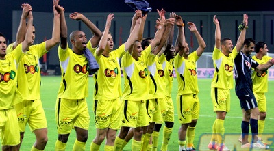 שחקני נתניה חוגגים ניצחון חשוב (משה חרמון) שחקני נתניה חוגגים ניצחון חשוב (משה חרמון)