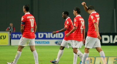 שחקני הפועל מאוכזבים (משה חרמון) שחקני הפועל מאוכזבים (משה חרמון)