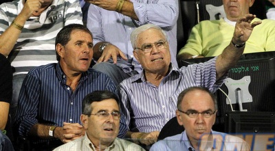 יעקב שחר ואלי גוטמן ביציע (יוסי ציפקיס) יעקב שחר ואלי גוטמן ביציע (יוסי ציפקיס)