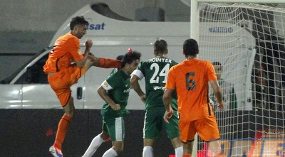 פלאח בועט בראש של גולסה (יוסי ציפקיס) פלאח בועט בראש של גולסה (יוסי ציפקיס)