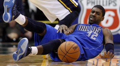 או.ג&acute;יי מאיו נאבק. צלף 6/8 מחוץ לקשת (רויטרס)