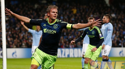 דה יונג חוגג באיתיחאד (רויטרס)