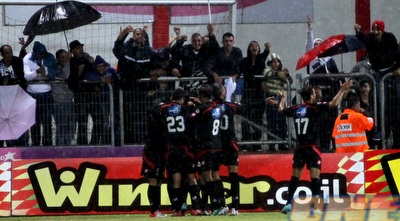 שחקני סכנין חוגגים עם האוהדים את שער היתרון (יניב גונן)