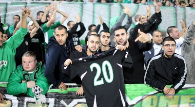 אוהדי חיפה מביעים תמיכה בקטן (יוסי ציפקיס) אוהדי חיפה מביעים תמיכה בקטן (יוסי ציפקיס)