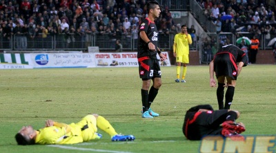 שמעון הרוש ואבי ריקן על הדשא (יניב גונן)