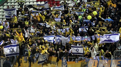 אוהדי בית&qout;ר עם דגלי ישראל בדוחא (יניב גונן)