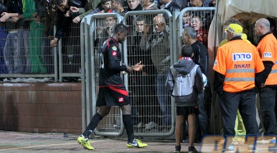 ירו בלו יורד מהמגרש אחרי ההרחקה (יניב גונן)