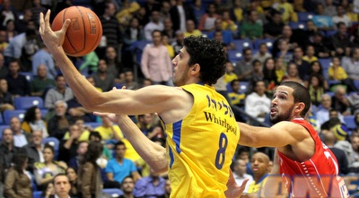 ליאור אליהו עולה לסל. מכבי ת&qout;א רצה ברבע השני (שי לוי)