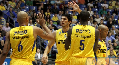 ליאור אליהו ושון ג´יימס עם דווין סמית´. שתי נקוודת האור במכבי ת&qout;א (שי לוי)