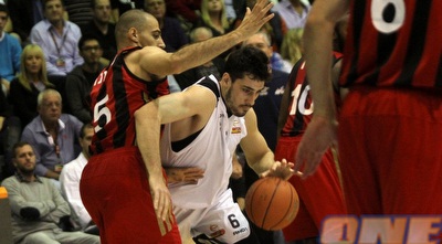 בן רייס מנסה להתחמק מהשמירה הצמודה של לימונד (חגי ניזרי)