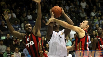 טפירו מנסה לעצור את פופ (חגי ניזרי)