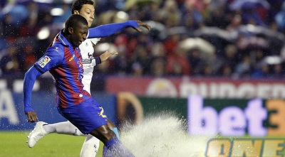 פאפה דיופ ומסוט אוזיל נלחמים בתנאי המגרש (רויטרס) פאפה דיופ ומסוט אוזיל נלחמים בתנאי המגרש (רויטרס)