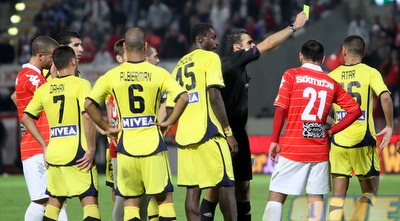 עטר מקבל את הצהוב הראשון. ביקורת על השני שנשלף לעברו (יניב גונן) עטר מקבל את הצהוב הראשון. ביקורת על השני שנשלף לעברו (יניב גונן)