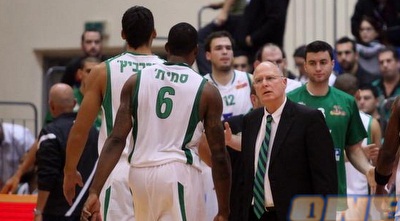 בראד גרינברג ושחקניו. גם המאמן הוחתם על חוזה כפול (יוסי ציפקיס) בראד גרינברג ושחקניו. גם המאמן הוחתם על חוזה כפול (יוסי ציפקיס)