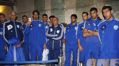 שחקני נבחרת ישראל בכותל (באדיבות אתר ההתאחדות לכדורגל) (ONE)