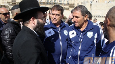 אלי גוטמן בכותל (באדיבות אתר ההתאחדות לכדורגל) (ONE)