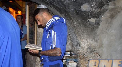 אלירן עטר מתפלל  (באדיבות אתר ההתאחדות לכדורגל) (ONE)