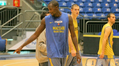 שון ג´יימס. בלאט: &qout;עד כה נותן עונה חבל על הזמן&qout; (משה חרמון)