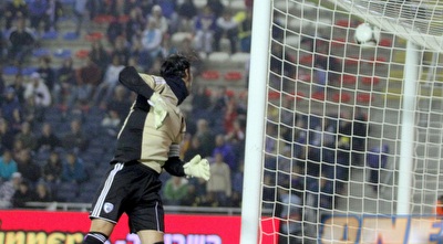 אוואט צופה בכדור. ישמור על שער נקי מול רונאלדו? (יניב גונן) אוואט צופה בכדור. ישמור על שער נקי מול רונאלדו? (יניב גונן)