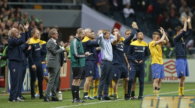 השבדים מחמיאים למלך שלהם אחרי השער (ONE)