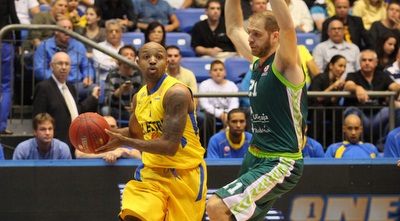 היקמן חודר על קו הבסיס (יוסי ציפקיס)