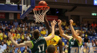 שון ג´יימס מעל ואסקס וזוריץ´ (יוסי ציפקיס)