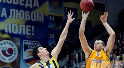 מוניה עולה לסל. מזל שריברס היה שם כדי לתקן 