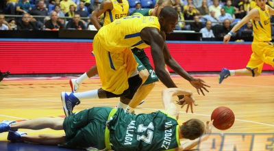 שון ג´יימס יורד לכדור (יוסי ציפקיס)