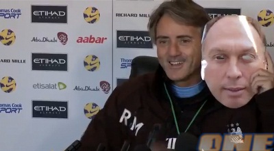 מנצ´יני ומהסיכה של עוזר המאמן. חיוכים אצל האלופה