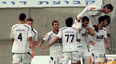 שחקני רעננה חוגגים עם קובי חסן. הקבוצה נ (יניב גונן) שחקני רעננה חוגגים עם קובי חסן. הקבוצה נ (יניב גונן)