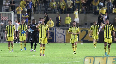 שחקני מכבי ת&qout;א יורדים מאוכזבים (שי לוי)