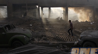 אנשים בודקים את ההריסות מחוץ לאצטדיון בעזה (רויטרס)