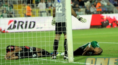 אבו סלאח ואנלדובו על הרצפה (יניב גונן) אבו סלאח ואנלדובו על הרצפה (יניב גונן)