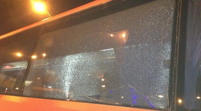 שמשת האוטובוס של בני סכנין (ONE) שמשת האוטובוס של בני סכנין (ONE)