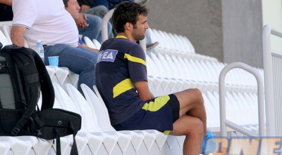 גונסאלו גארסיה מקבל חבישת קרח על הרגל (יניב גונן)