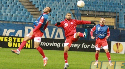 סלים טועמה ועומר דמארי באימון המסכם (צביקה הלפרין, אתר הפועל ת&qout;א)