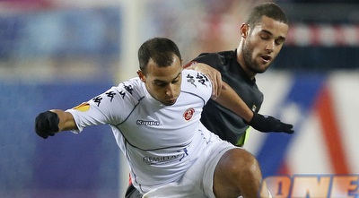 דמארי שומר על הכדור מסוארז (רויטרס)