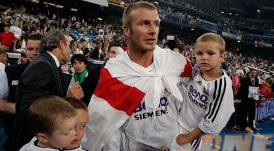 בקהאם והילדים בברנבאו. יחזור למדריד (רויטרס)