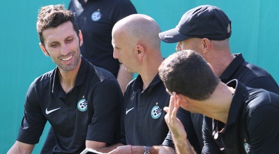 אריק בנאדו על הספסל. ייפרד מקבוצת הנוער? (עמית מצפה)