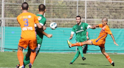 יובל יוסיפוביץ´ מגביה לשער הראשון (עמית מצפה)