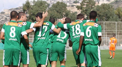 שחקני מכבי חיפה חוגגים (עמית מצפה)