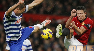 ואן פרסי במאבק על הכדור, בינתיים לא הולך לו (רויטרס) ואן פרסי במאבק על הכדור, בינתיים לא הולך לו (רויטרס)