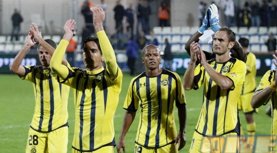 שחקני מכבי מודים לקהל (יוסי ציפקיס)