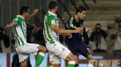 רונאלדו מול שחקני בטיס (רויטרס)