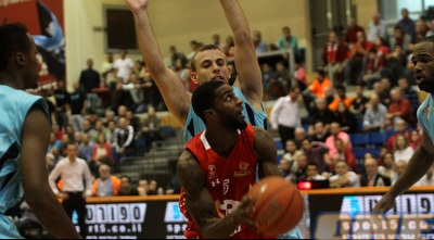 סקורר מנסה למנוע מסטיט לחדור לסל (חגי ניזרי)