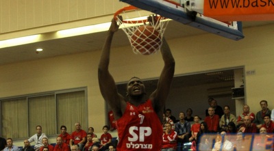 קלי מטביע בקלילות, כל הנקודות שלו לא עזרו (חגי ניזרי)