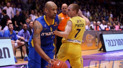 דווין סמית´ חודר על זאק רוזן (יוסי ציפקיס) דווין סמית´ חודר על זאק רוזן (יוסי ציפקיס)